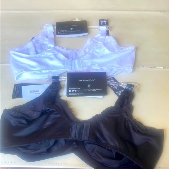 Lilyette Women's White and Black Shaping Minimizer Bras 2